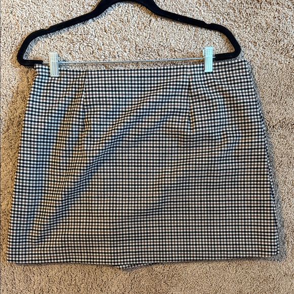 Classic Black and White Checkered Skirt - Picture 3 of 3